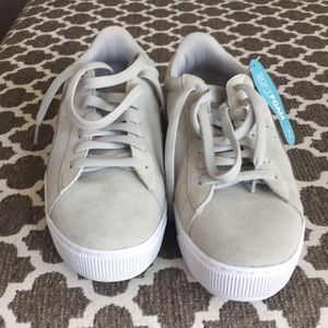 Puma women’s sneakers Vicky platform Size 10